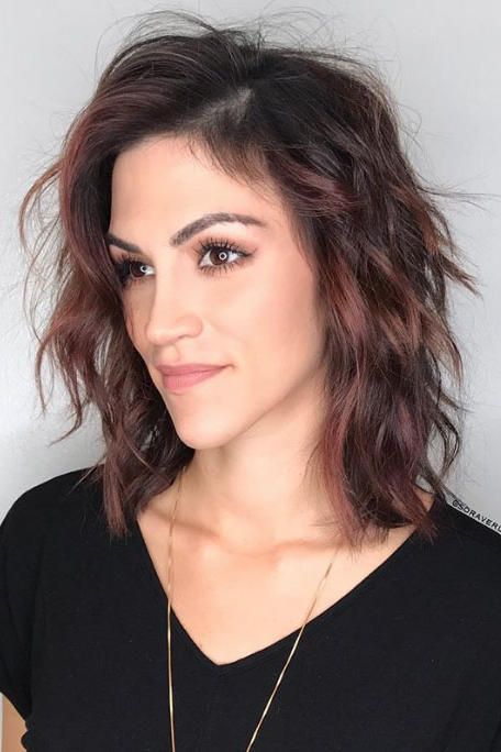 The Most Flattering Hairstyles for Long Faces Hairstyle Oblong Face, Medium Length Layered Hairstyles, Short Hair Color Ideas, Narrow Face, Oblong Face, Hair Colour Ideas, Face Male, Long Face Haircuts, Hair Layers