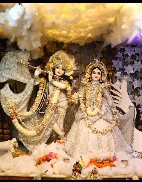 Iscon Temple Radha Krishna, Vrindavan Images, Radhakrishnan Images, Radha Krishna Murti, Sharad Purnima, Vrindavan Photography Pictures, How To Make Garland, Radha Krishna Quotes, Birthday Post Instagram