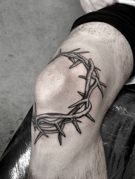 Crown Of Thorns Tattoo Around Elbow, Thorns Knee Tattoo, Thorns Around Knee Tattoo, Thorn Knee Tattoo, Crown Of Thorns Knee Tattoo, Men Knee Tattoo Ideas, Crown Of Thrones Tattoo, Men Knee Tattoo, Thorn Crown Tattoo