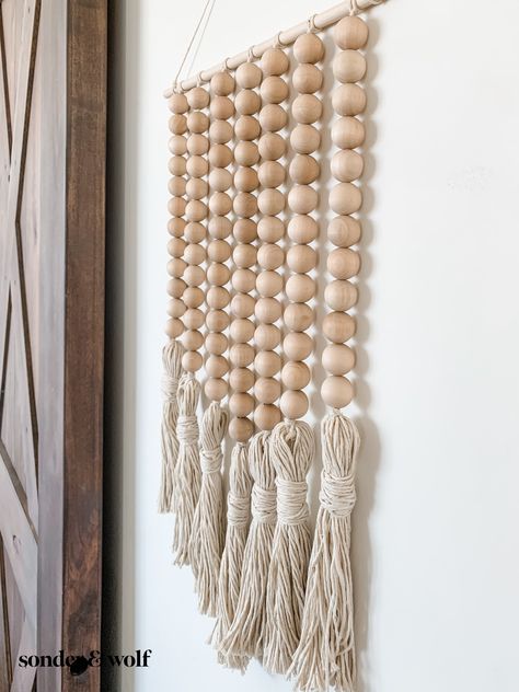 Beaded Wall Art, Beaded Wall Hanging, Tassel Wall Hang, Pola Macrame, Wall Art Tutorial, Diy Boho Decor, Wood Wall Art Diy, Diy Bead Embroidery, Wooden Bead Garland