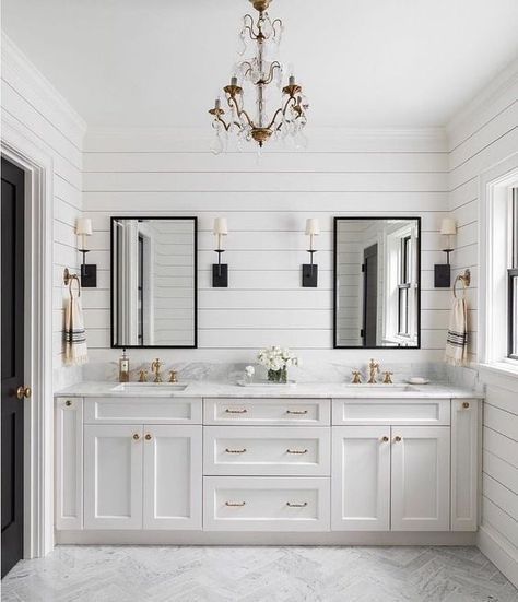 Hampton Style Bathrooms, Hamptons Bathroom, Styl Hampton, Shiplap Bathroom, Bathroom Vanity Designs, Natural Bathroom, Hampton Style, Bad Inspiration, Bathroom Redesign