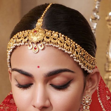 Matha Patti Look, Gold Matha Patti, Maang Tika, Matha Patti, Bangles Design, Head Bands, Gold Bangles Design, Bridal Gold Jewellery Designs, Bangle Designs