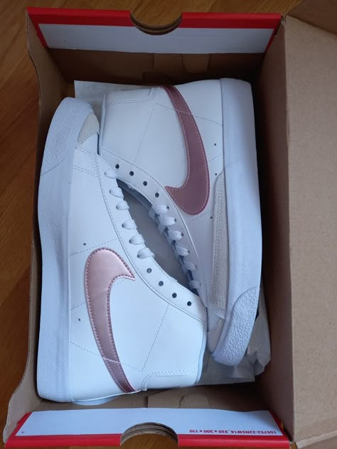 Shoes Aesthetic Sneakers, Shoes Nike Blazer, Rose Gold Nikes, Tennis Nike, Blazer Shoes, Aesthetic Sneakers, Shoes Aesthetic, Rose Gold Sneakers, Trendy Shoes Sneakers