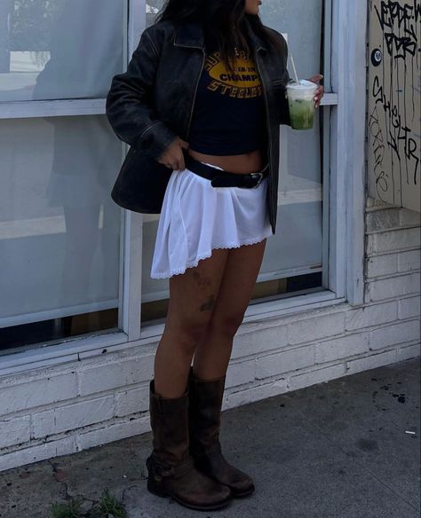 Frye Harness Boots Outfit, Flowy Mini Skirt Outfit, Black Belt Outfit, Frye Boots Outfit, Flowy Skirt Outfit, Chunky Boots Outfit, Black Frye Boots, Summer Boots Outfit, Harness Outfit