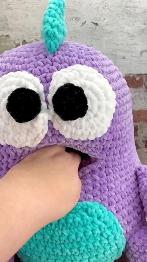 Hand Knitting Diy, Crochet Monsters, Creative Knitting, Crochet Lessons, Crochet Stitches For Beginners, Knitted Flowers, Miniature Animals, Fun Crochet Projects, Embroidery Craft