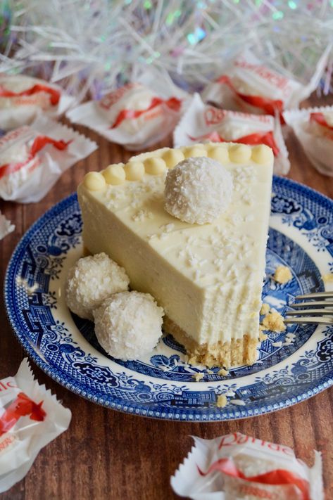 Coconut Cheesecake Recipes No Bake, Raffaello Cheesecake No Bake, Coconut White Chocolate Cake, Coconut No Bake Cheesecake, White Chocolate Coconut Cheesecake, Coconut Cheesecake Recipes, Rafaello Cheesecake, No Bake Coconut Cheesecake, White Chocolate Coconut Cake