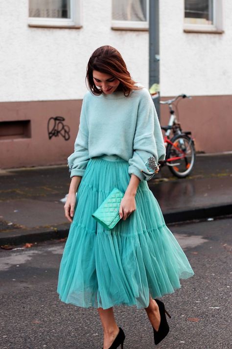 How To Wear A Tulle Skirt With Sweater? Tulle Skirt With Sweater, Tulle Long Skirt Outfit, Tulle Skirt Sweater Outfit, Tool Skirt Outfit, Blue Tulle Skirt Outfit, Tulle Skirt And Sweater, Tahoe Photoshoot, Tulle Midi Skirt Outfit, Tulle Skirt Outfit Winter