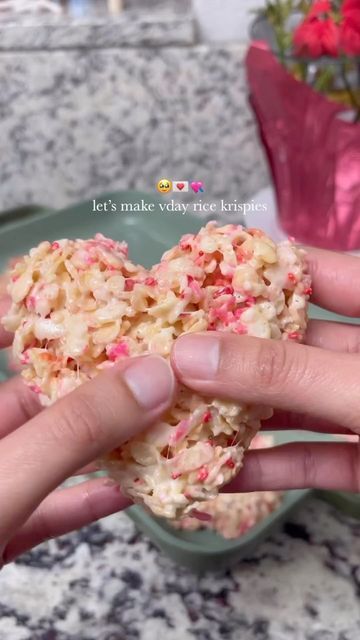 Our Place on Instagram: "Who needs a valentine when you have Rice Krispies❣️ @lovevivvv" Easy Desserts No Bake, Desserts To Sell, Desserts Valentines Day, Food Ideas For Party, Valentines Day Food Ideas, Cupcakes Valentines Day, Cake Valentines Day, Valentines Day Food, Easy Baking Recipes Desserts