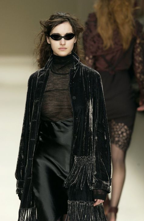 MAXIMILIAN KILWORTH on X: "Luka Sylwester for Romeo Gigli FW02 https://t.co/OIZwmr9l4T" / X Runway Iconic, Runway Goth, Bi Fashion, Romeo Gigli, Goth Fashion Punk, Dark Academia Fashion, Runway Outfits, Only Fashion, Looks Style