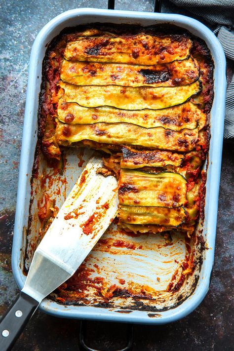 Zugegeben - eine Lasagne erfordert immer ein bisschen Mühe und Zeit. Doch der Aufwand lohnt sich! Zucchini, Lasagne-Blätter, Tomatensoße, Ricotta und frische Kräuter schmecken wie Urlaub in Italien. Vegetable Lasagna With Zucchini, Lasagna With Zucchini, Zucchini Lasagne, Recipes Zucchini, Baked Lasagna, Keto Lasagna, Vegetarian Lasagna, Vegetable Lasagna, Zucchini Lasagna