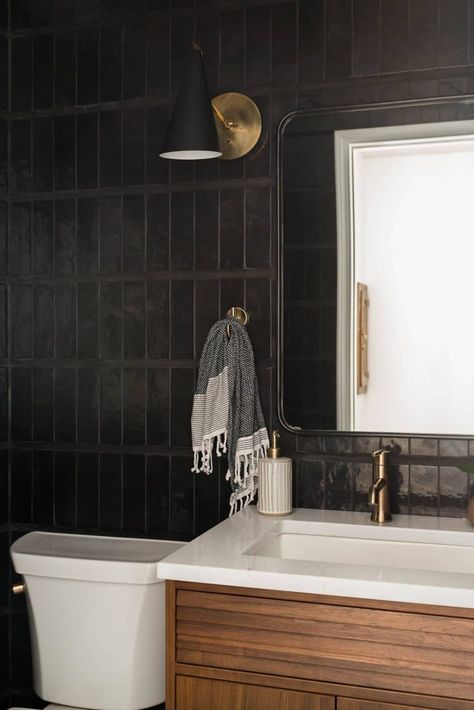 Modern Powder Bath, Black Wall Tiles, Vintage Tegel, Modern Powder Rooms, Modern Powder Room, Powder Room Remodel, Black Tile, Pretty Bathrooms, Emily Henderson