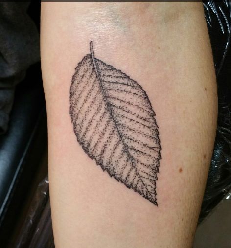 Falling Leaf Tattoo, Simple Leaf Tattoo, Leaf People, Common Tattoos, Falling Leaf, Leaf Tattoo, The Circle Of Life, Tattoo Signs, Simple Leaf