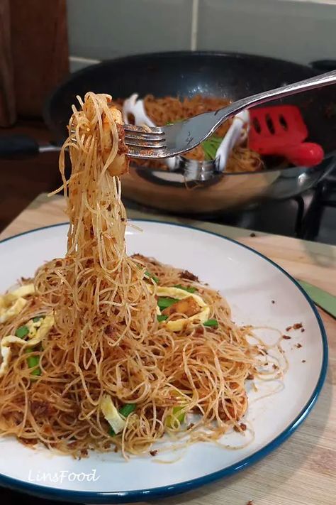 fried vermicelli noodles on a fork Fried Vermicelli Noodles, Chowmein Noodles, Mee Siam, Vermicelli Pasta, Garlic Chives, Vermicelli Noodles, Rice Vermicelli, Dried Shrimp, Bean Curd