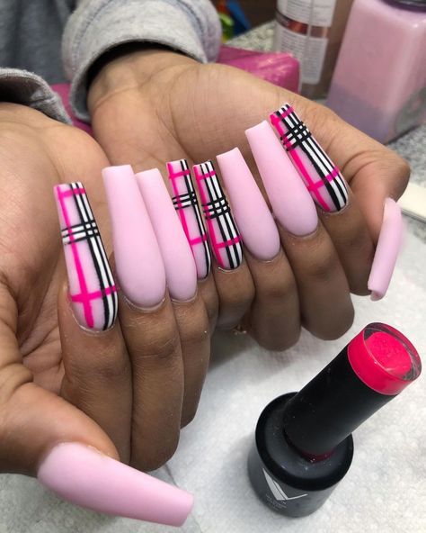 @queenofnails on Instagram: “Pink BurBerry on the Bae @theeacryliclab 💖💕💘 #PinkGang #Burberry 🤟🏽🖖🏽 Products Used: Valentino Cover Powder: COTTON CANDY, Queen X…” Valentine Nails Pink, Burberry Nails, Candy Queen, Classic Nails, Long Acrylic Nails Coffin, Long Acrylic, Pink Acrylic, Nails Pink, Pink Acrylic Nails