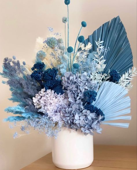 Boho Blue Flower Arrangements, Dried Flowers Vase Ideas, Blue Pampas Centerpiece, Ocean Floral Arrangements, Blue Dried Flower Arrangements, Preserved Flower Arrangement, Bouquet Dried Flowers, Diy Bouquet Wrap, Flower Arrangement Designs