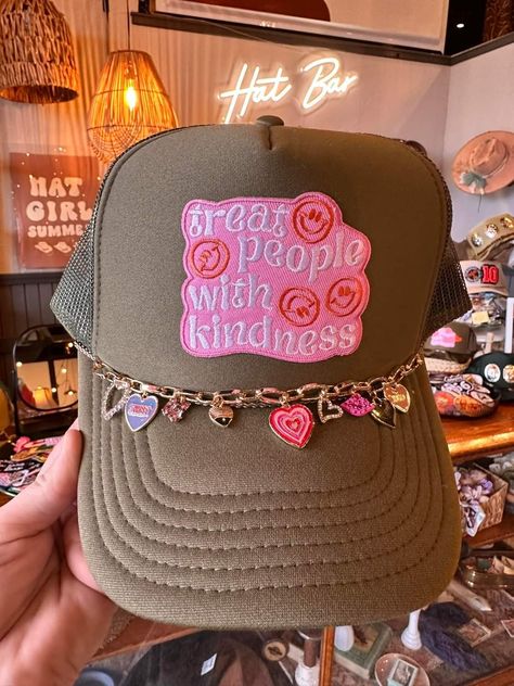 Trucker Hat Display Ideas, Trucker Hat Chains Diy, Western Trucker Hat, Trucker Hat Patch Ideas, Hat Bar Display Ideas, Trucker Hats With Patches Diy, Patch Trucker Hat Ideas, Diy Trucker Hat With Patches, Trucker Hat Bar Display Ideas