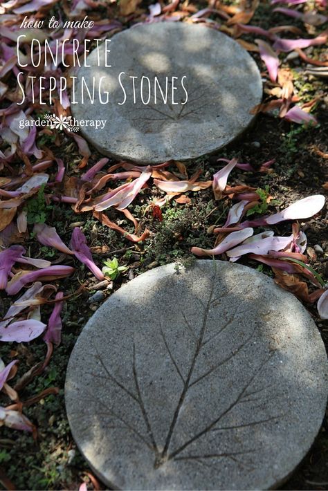 How to Make DIY concrete stepping stones with leaf prints Landscaping Stones, Stepping Stone Ideas, Concrete Stepping Stones, Stepping Stones Diy, Stones Garden, Garden Therapy, Diy Leaves, Stone Ideas, Garden Stepping Stones