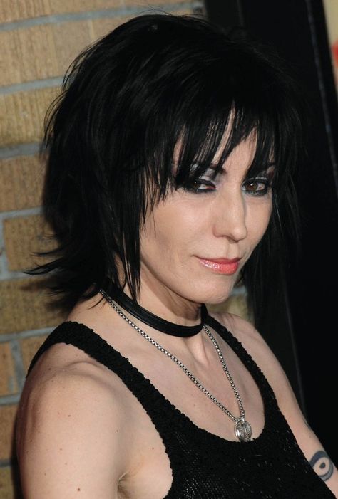 Joan Jett Haircut, 70s Haircut, Shag Hairstyle, Emo Haircuts, Platinum Highlights, The Runaways, Medium Shag Haircuts, Bonnie Raitt, Hollywood Celebrity