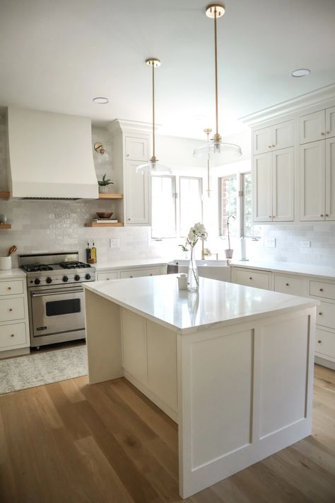 Dapur Rustic, Kitchen Cabinets And Backsplash, Kitchen Cabinets White, Backsplash Kitchen White Cabinets, Painting Kitchen Cabinets White, White Kitchen Backsplash, Painted Kitchen Cabinets Colors, Kabinet Dapur, Open Kitchen Shelves