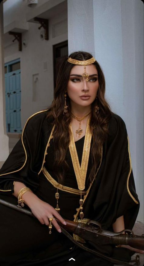 Arab Clothing Traditional, Arabian Dress Traditional Women, Female Arabian Outfit, Arabian Night Costume, Fantasy Arabian Clothes, Arabian Look, Arabian Outfit, Arabian Desert Aesthetic Fashion, Arab Culture Aesthetic Women