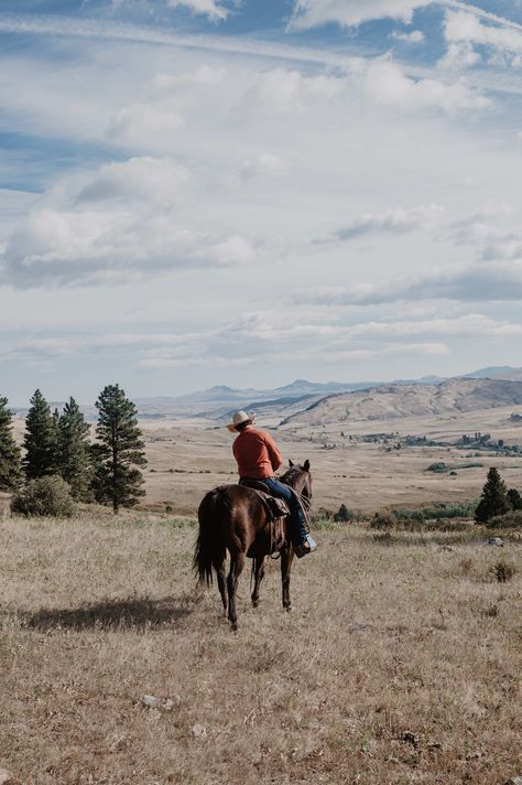 You’ll feel like a real cowhand riding out longhorns, cows, bulls, and possibly even bucking horses. After returning to the ranch from the cattle drive, you can relax in the hot tub or by the fire, then enjoy a homemade dinner you won’t forget. Kids Riding Horses, Buffalo Wyoming, Wyoming Ranch, Ranch Vacation, Cowboy Life, Cattle Ranch, Rodeo Life, Western Life, Guest Ranch