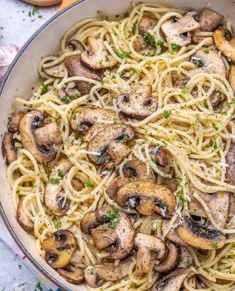 Garlic Mushroom Pasta, Mushroom Garlic, Spaghetti Recipes Easy, Garlic Spaghetti, Easy Pasta Sauce, Fitness Meals, Healthy Fitness Meals, Pasta Dinner Recipes, Mushroom Pasta