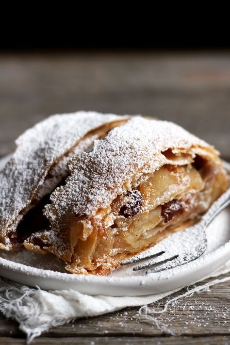 Strudel Recipes, Apple Strudel, Austrian Recipes, Homemade Apple, Apple Desserts, Cannoli, Pastry Recipes, Dough Recipe, How To Make Homemade