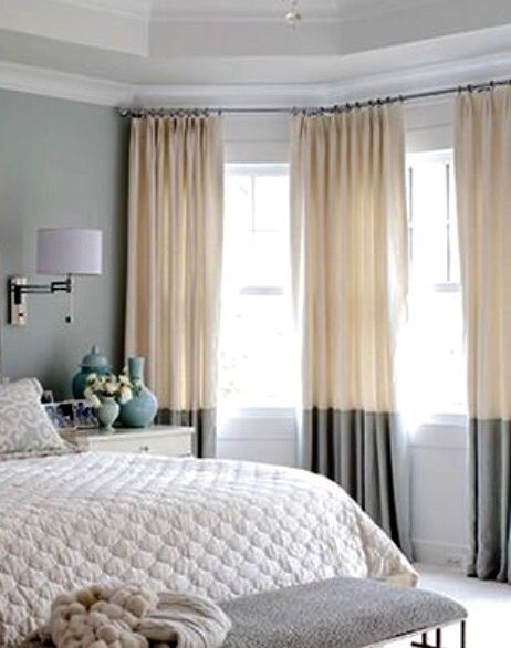 Great idea for half windows - 2 colours Two Tone Curtains Bedroom, Two Tone Curtains, Curtain Designs For Bedroom, Half Curtains, Drapes And Blinds, Plain Curtains, Curtain Designs, Curtains Bedroom, Colorful Curtains