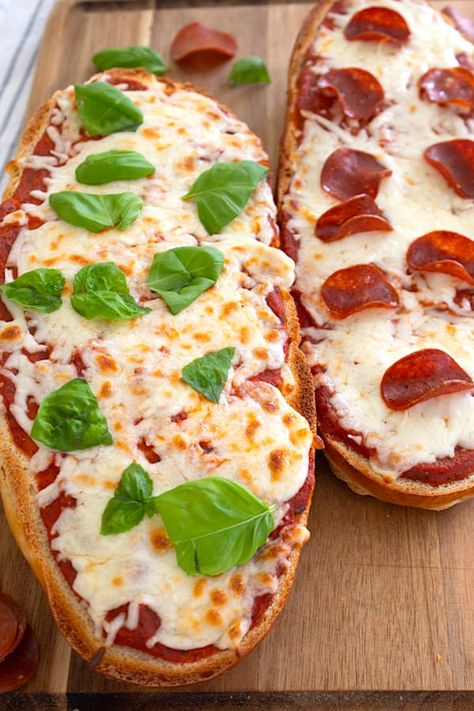 a delicious snack or easy dinner that comes together from start to finish in 15 minutes! Madras Curry Recipe, Loaf Pizza, Cheese French Bread, French Pizza, French Loaf, Bread Toppings, French Bread Pizza, Tacos And Burritos, Bread Pizza