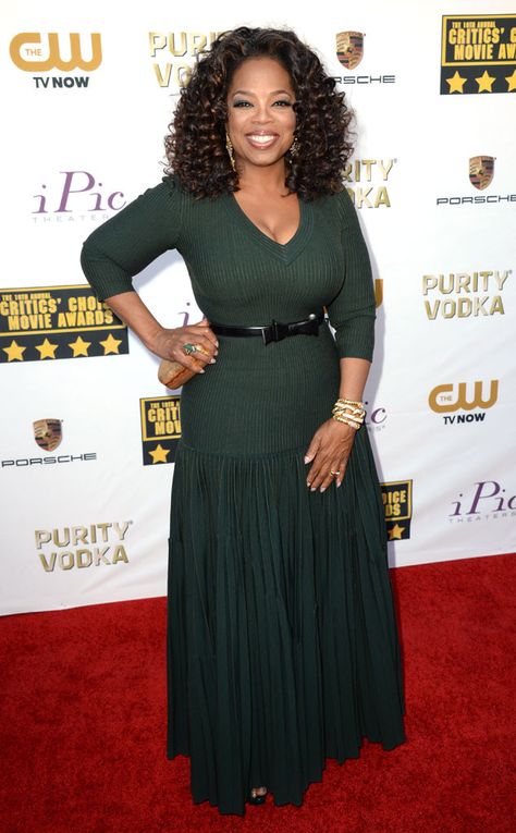 I hope I look this good in 20 years! Oprah Winfrey Celebrates Her 60th Birthday and Reflects on Her Life's Legacy  Oprah Winfrey, Critics' Choice Movie Awards Oprah Winfrey Style, Critics Choice Awards, Weight Transformation, Warm Chocolate, Black Hollywood, Movie Awards, Soft Classic, Avril Lavigne, Strong Woman