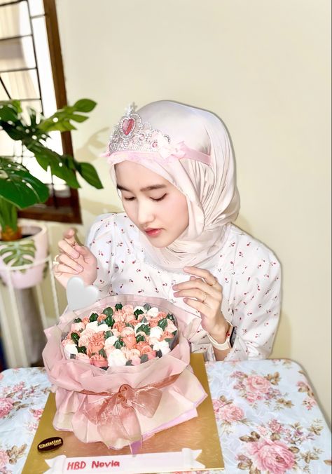 Outfit Birthday Party Hijab, Birthday Hijab, Feeling 22 Birthday, 22 Birthday Party, Birthday Party Aesthetic, Cake 2022, Birthday Pose, Valentines Cake, Bouquet Cake