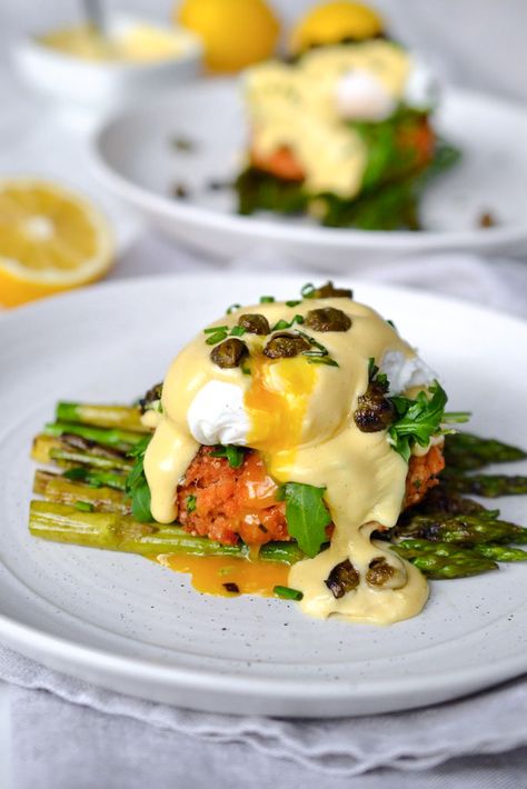 Crispy Capers, Salmon Cake, Hollandaise Recipe, Mexican Eggs, Eggs Benedict Recipe, Mexican Breakfast Recipes, Salmon Cakes, Hollandaise Sauce, Easy Brunch