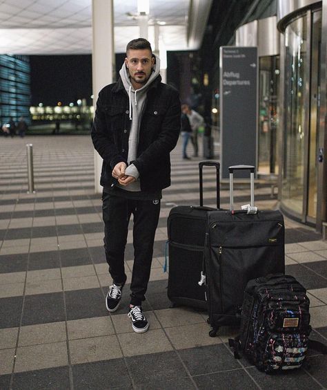 Airport Outfits Winter, Mens Airport Style, Airport Outfit Men, Mens Travel Style, Airport Outfit Winter, Airport Travel Outfits, Flight Outfit, Travel Fashion Winter, Mens Winter Fashion Outfits