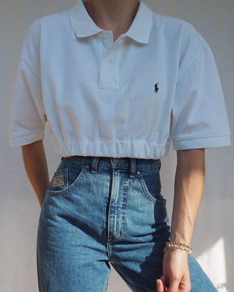 vintage cropped Ralph Lauren Polo in clean white #90sfashion #cropped #poloshirt Cropped Polo Shirt Outfit, Celana Jogger Wanita, Restyle Clothes, Cropped Polo Shirt, Polo Shirt Outfits, Cropped Polo, Upcycle Shirt, Design Moda, Mens Polo Shirt