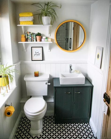 Yellow bathroom decor