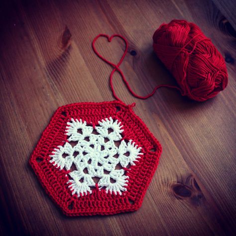 Winter Coasters, Christmas Crochet Patterns Free, Crochet Coasters Free Pattern, Crochet Snowflake Pattern, Crochet Christmas Gifts, Crochet Xmas, Coaster Designs, Crochet Coaster Pattern, Crochet Coaster