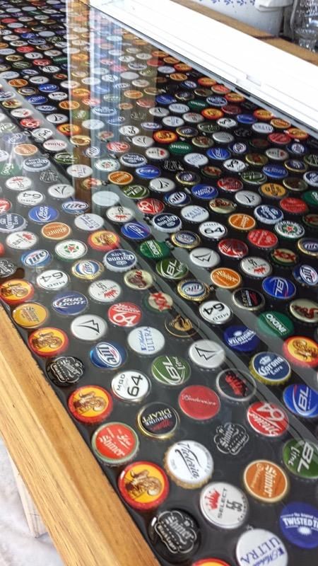 Garden Pub, Beer Cap Art, Bottle Cap Table, Bottle Cap Projects, Bar Deco, Resin And Wood Diy, Cave Basement, Bar Tops, Kids Basement