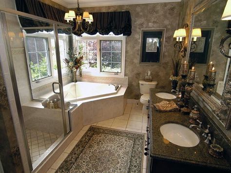 . White Layout, Country Bathroom Designs, Master Suite Bathroom, Traditional Bathroom Designs, Traditional Bathrooms, Bathroom Master, Bad Accessoires, Corner Tub, Suite Bathroom