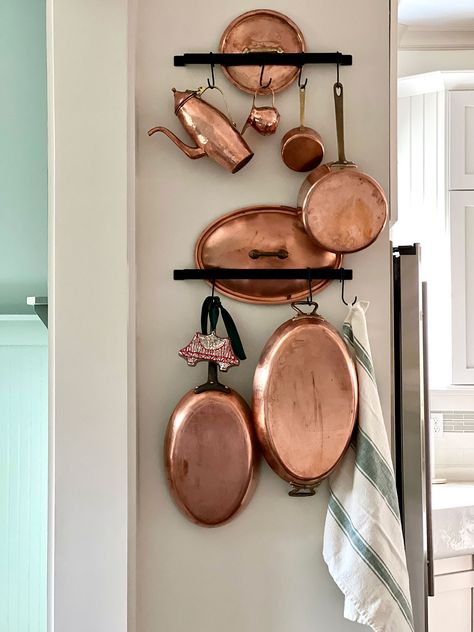 Copper And Cast Iron Kitchen, Copper Display Ideas, Display Copper Pots In Kitchen, Copper House Decor, Hanging Copper Pots In Kitchen, Copper Room Decor, Copper Pans Hanging, Copper Display, Copper Pots Display