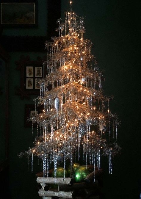 Floating Christmas Tree, Christmas Tree Inspo, Storing Christmas Decorations, 3d Snowflakes, Christmas Interiors, Christmas Tree Inspiration, 22 December, Christmas Themes Decorations, Holiday Christmas Tree