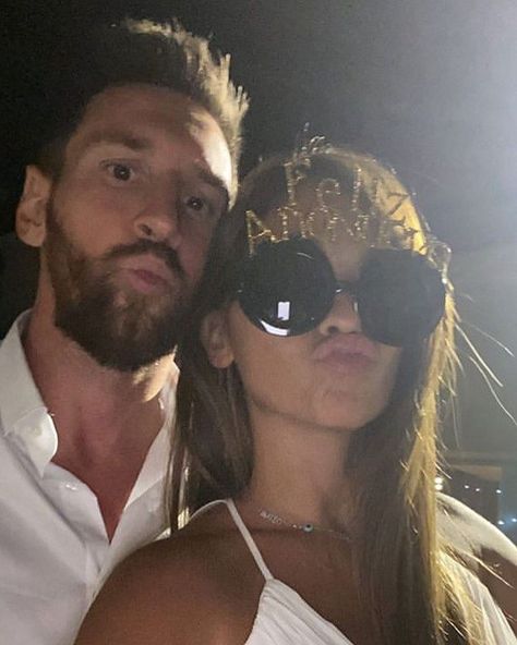 Messy Girl Aesthetic, Messi And Wife, Antonella Messi, Sports Drawing, Lionel Messi Family, Aesthetic Sports, Jordi Alba, Antonella Roccuzzo, Sport Aesthetic