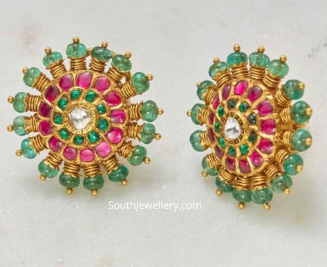 22k Gold big round kundan stud earrings photo Kundan Studs Earrings, Big Round Earrings, Big Earrings Gold, Big Stud Earrings, Ear Tops, Temple Jewellery Earrings, 22k Gold Earrings, Gold Round Earrings, Antique Gold Jewelry Indian