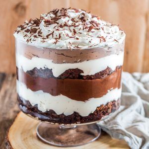 Popular Holiday Desserts, Brownie Trifle Recipe, Trifle Bowl Recipes, Punch Bowl Cake, Brownie Trifle, Chocolate Trifle, Trifle Bowl, Trifle Desserts, Bowl Cake