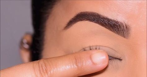 Curl Eyelashes Without Curler, How To Curl Lashes Without Curler, Mascara Techniques, Curling Methods, Curl Lashes, Mascara Brush, Lash Curler, Curling Eyelashes, How To Apply Mascara