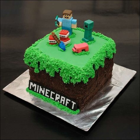 Buttercream top, plain or cookie crumb sides, fondant characters-- minecraft theme Minecraft Dort, Minecraft Pasta, Pastel Minecraft, Minecraft Cake Designs, Minecraft Birthday Cake, Easy Minecraft Cake, Cupcakes Decorados, Minecraft Birthday Party, Minecraft Cake