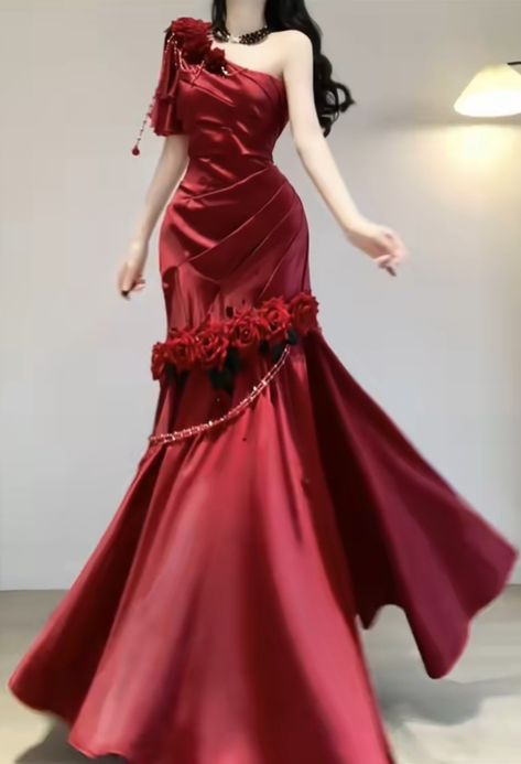 Red Gown Aesthetic, Prom Dress Asymmetrical, Poses Elegant, Vintage Style Prom Dresses, Party Dress Birthday, Long Party Dress, Dress Birthday, Prom Dress Inspiration, Pretty Prom Dresses