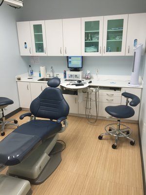 Dental Office Layout Floor Plans, Dental Cabinet Design Ideas, Dental Operatory Design, Dentist Room, Dental Decor, Dental Cabinets, Dental Operatory, Dentist Office Design Interiors, Dental Reception