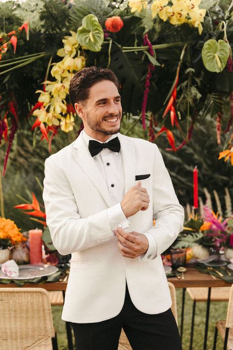 White tux groom outfit Photo: @laraonac Groom And Bestman Suits, Groom Outfit Change, White Suits For Groom, Trendy Groom Suit, Tux Photoshoot, All White Wedding Suit Groom, Cream Tuxedo, Bride And Groom White Tuxedo, Groom White Tuxedo With Groomsmen