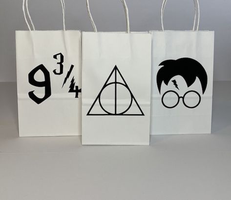 55 Best Ever Harry Potter Party Ideas - Sarah Blooms Harry Potter Thanksgiving, Harry Potter Decoration, Harry Potter Feast, Diy Party Bags, Harry Potter Invitations, Harry Potter Bridal Shower, Harry Potter Bag, Scooby Doo Birthday Party, Harry Potter Halloween Party