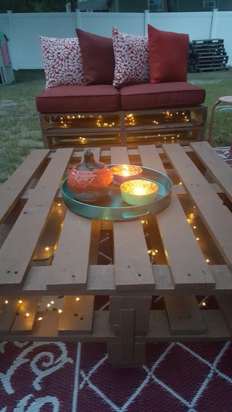 Outdoor solar fairy light use on pallet furniture. Gives off a perfect amount of light to see around. pallet couch and table for outdoors. Pallet Projects. Pallet Table Outdoor, Pallet Bed With Lights, Pallet Table Diy, Pallet Projects Wall, Backyard Patio Furniture, Pallet Seating, Outdoor Table Decor, Pallet Patio, Solar Fairy Lights